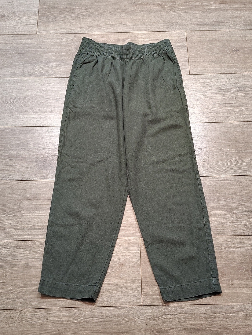 Old Navy Ladies Olive Green Capri Pants,  Ladies Size X-Small,  Summer Pants
